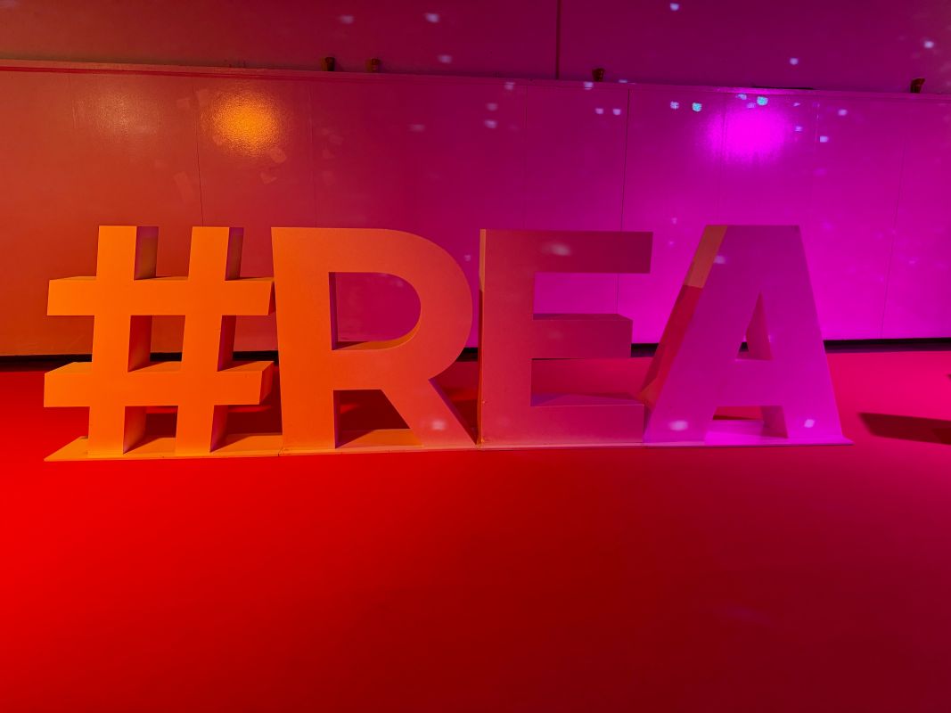 Freytag & v.d. Linde News Real Estate Arena 2026 Schriftzug beleuchtet Hannover
