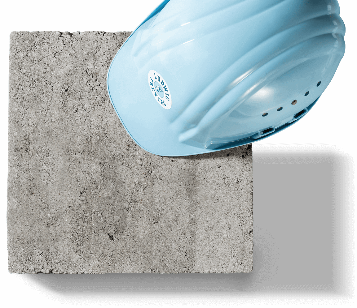 Helm auf Beton
